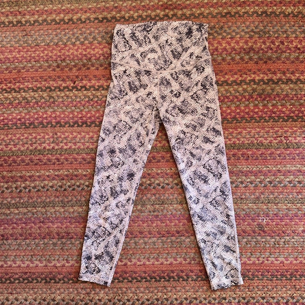 GAP FIT ECLIPSE SNAKESKIN PRINT ATHLETIC LEGGINGS